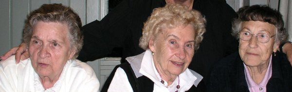 Überlebende Zwangsarbeiterinnen bei einem Wiedersehen in Eberswalde